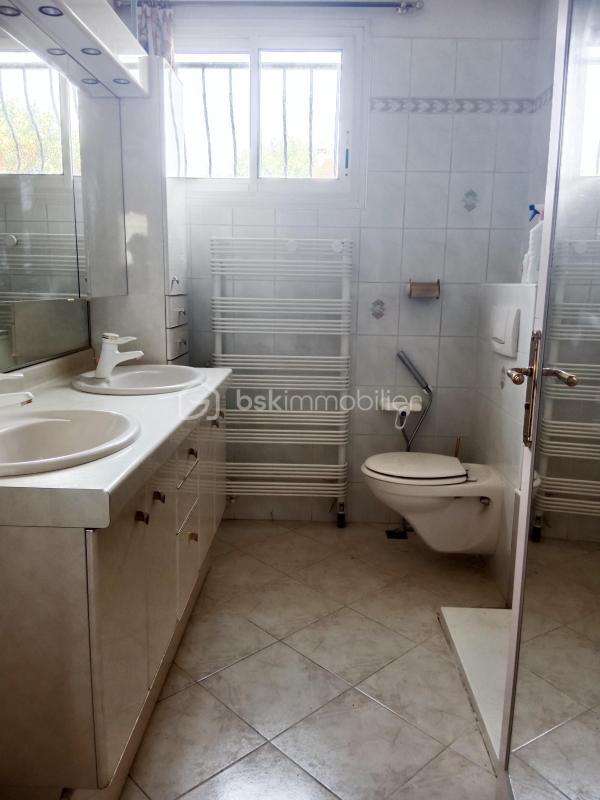 Maison traditionnelle - 177 m² - 8 pièces