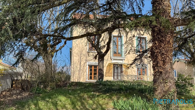 Maison - 250 m² - 8 pièces