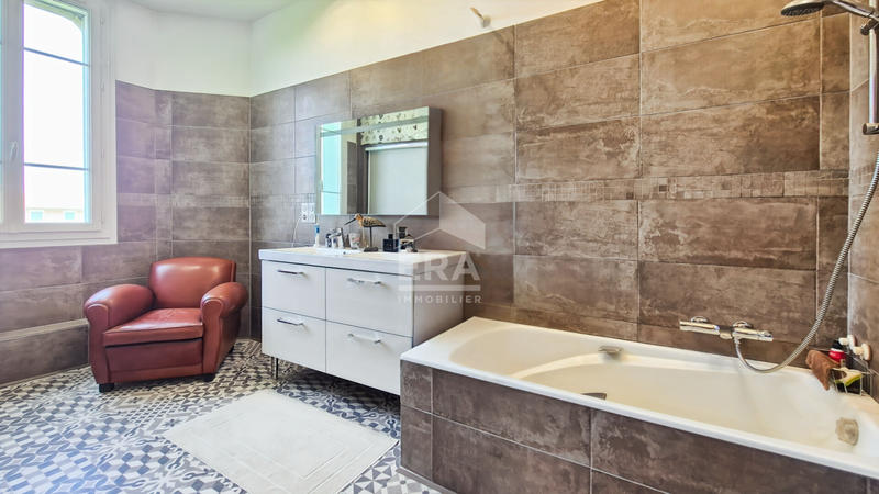 Maison - 180 m² - 9 pièces