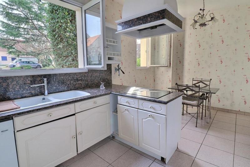 Maison - 230 m² - 9 pièces