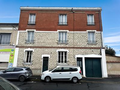 Immeuble - 9 m² - 11 pièces