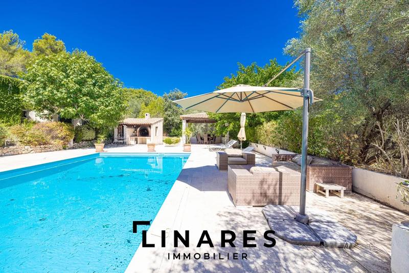 Maison - 340 m² - 8 pièces