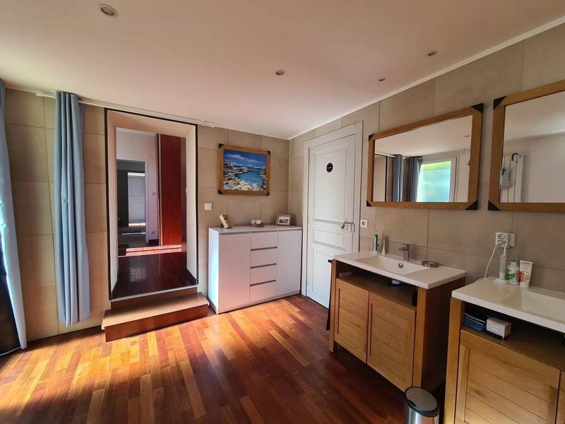 Maison - 213 m² - 7 pièces