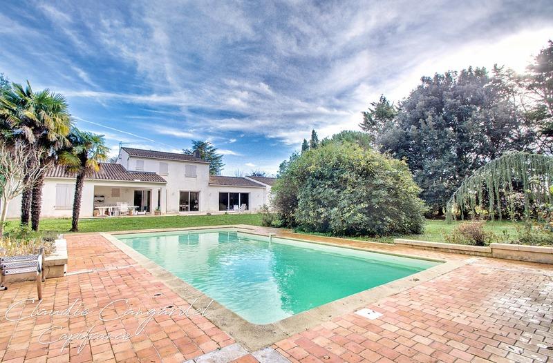 Propriété - 252 m² - 7 pièces