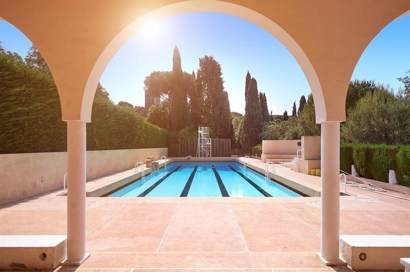 Maison - 2 850 m² - 30 pièces