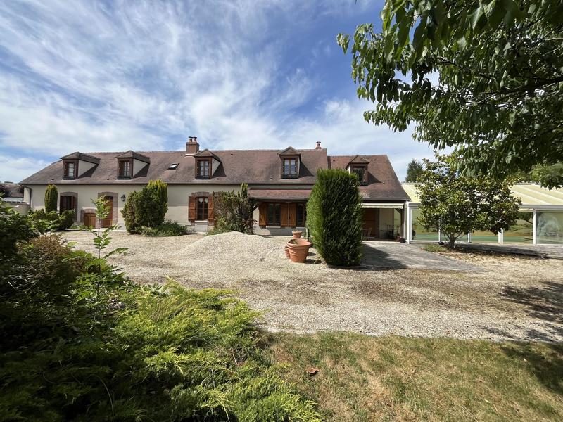 Maison - 255 m² - 9 pièces