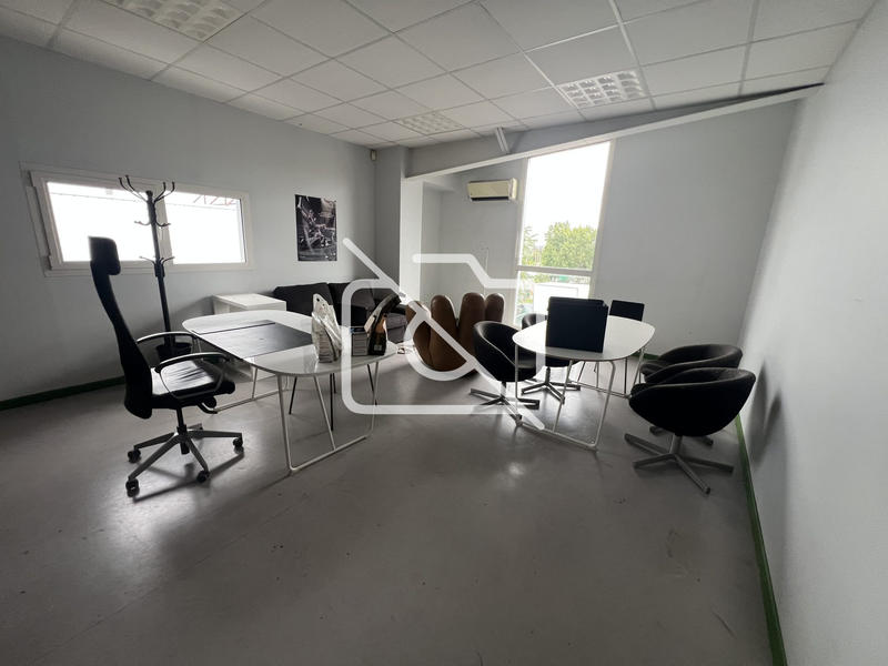 Entrepôt - 1 668 m²