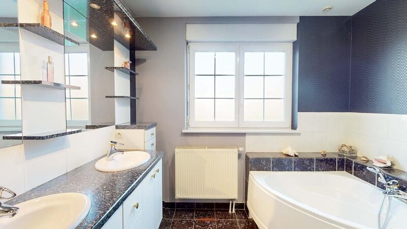 Maison - 241 m² - 9 pièces