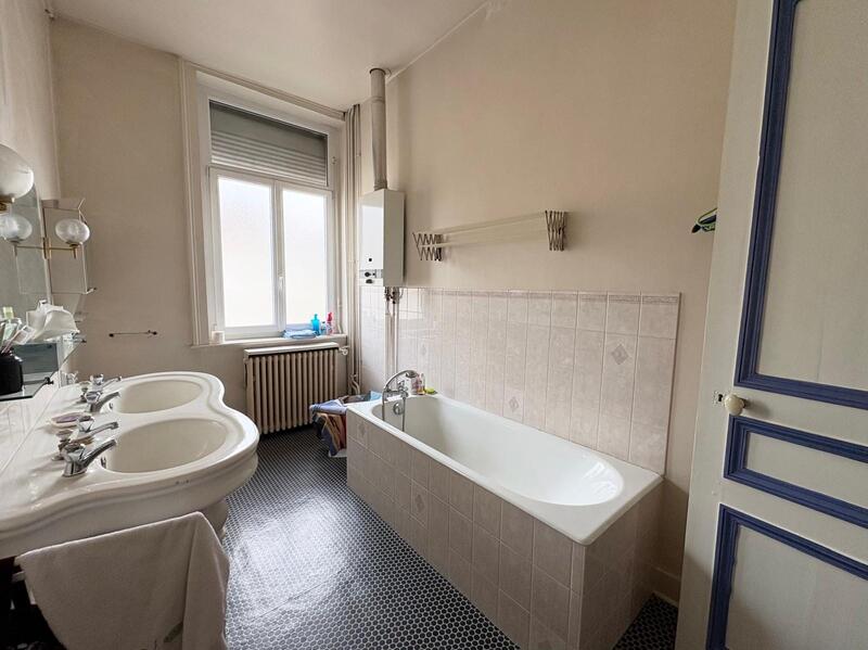 Maison - 233 m² - 7 pièces