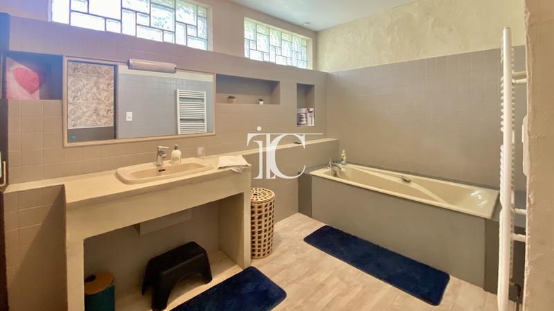 Maison - 264 m² - 8 pièces