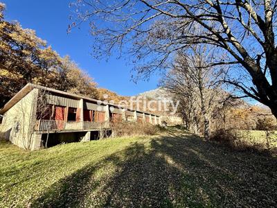 Maison - 1 550 m² - 50 pièces