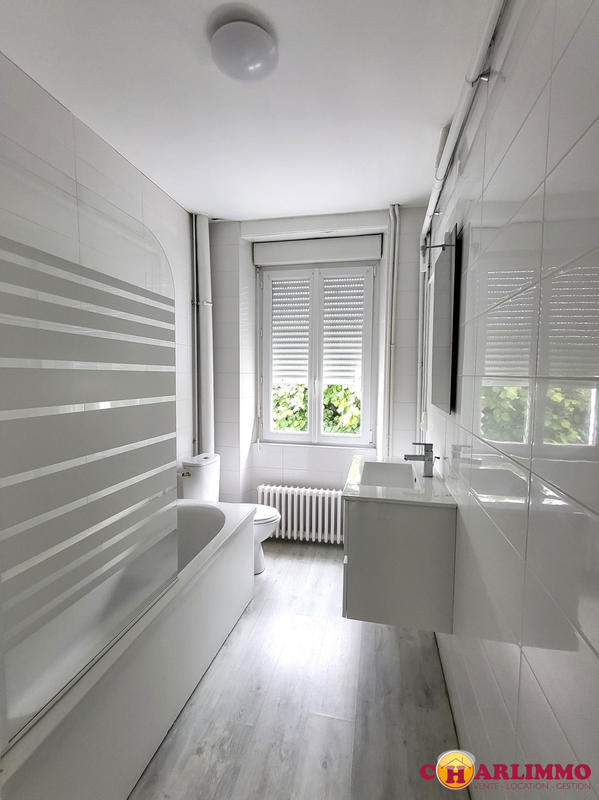 Maison traditionnelle - 211 m² - 10 pièces