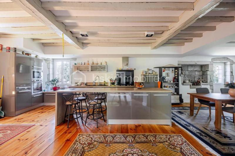 Demeure - 293 m² - 9 pièces