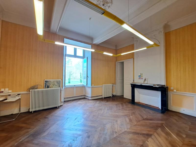 Château - 5 346 m² - 1 pièce