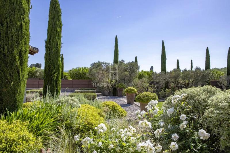 Propriété - 240 m² - 9 pièces