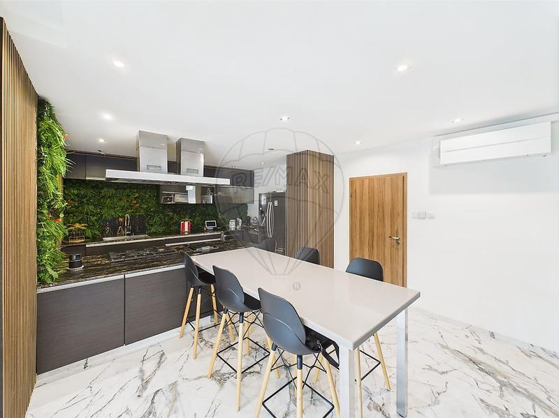 Maison - 255 m² - 6 pièces