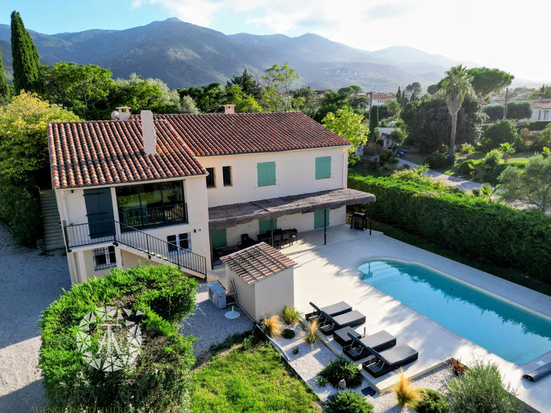 Villa - 235 m² - 8 pièces