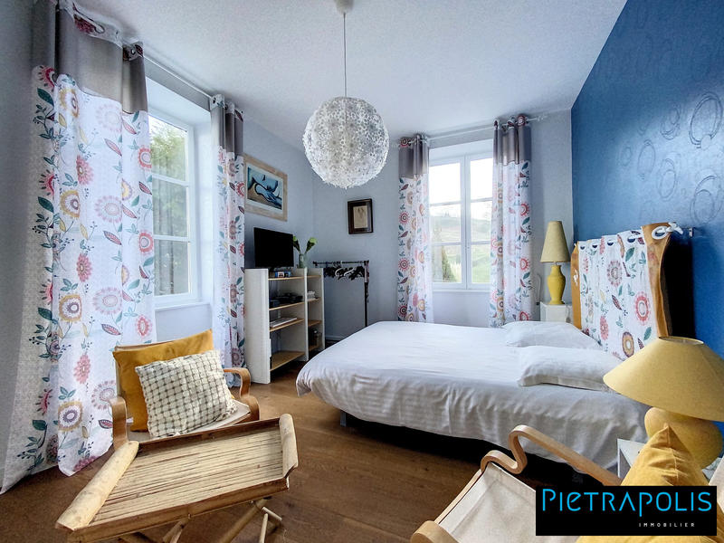 Maison - 270 m² - 8 pièces