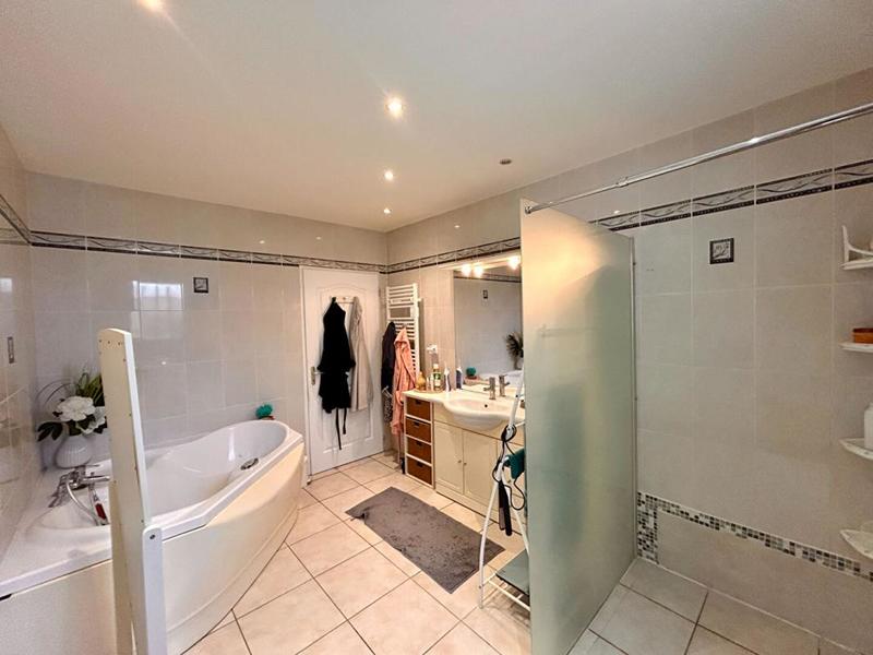 Maison - 181 m² - 8 pièces