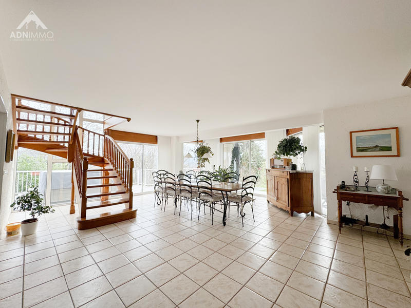 Maison - 245 m² - 9 pièces