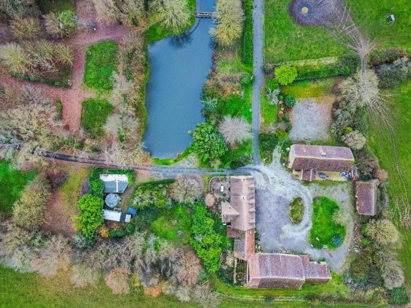 Propriété - 240 m² - 8 pièces