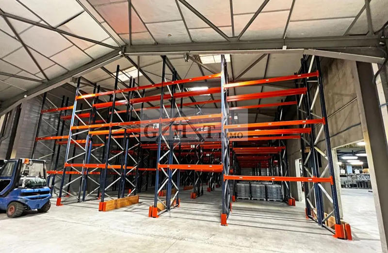 Entrepôt - 972 m²