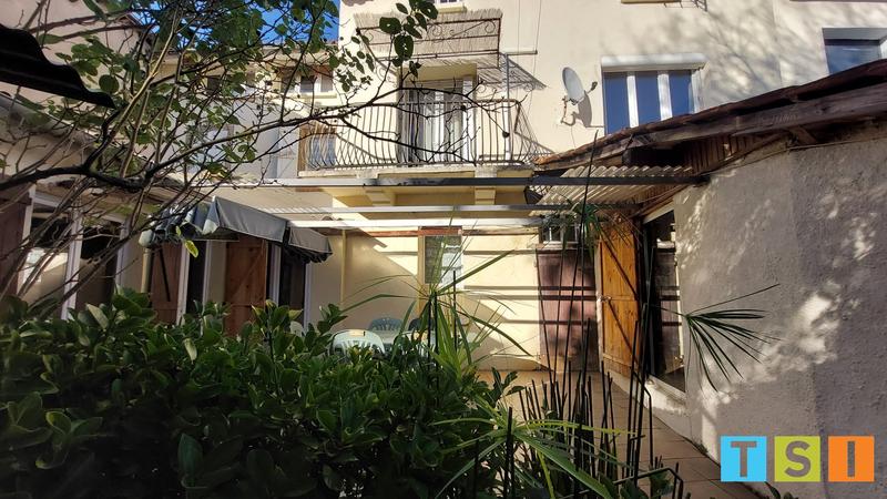 Maison - 400 m² - 16 pièces