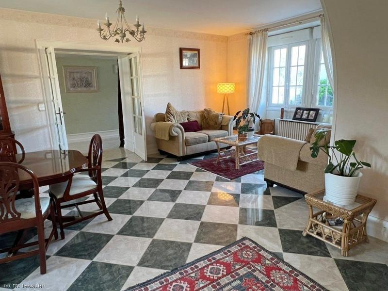 Maison - 302 m² - 9 pièces