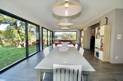 Maison - 230 m² - 8 pièces