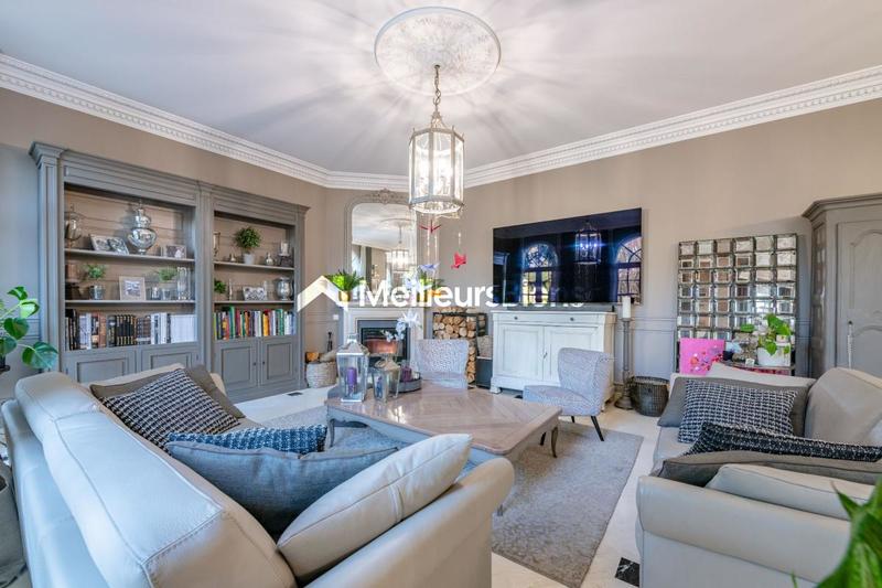 Propriété - 1 100 m² - 13 pièces