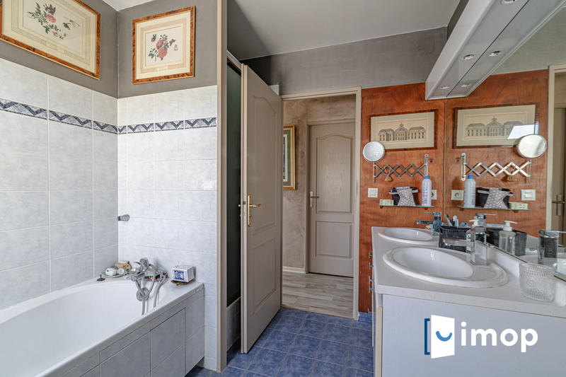 Maison - 225 m² - 7 pièces