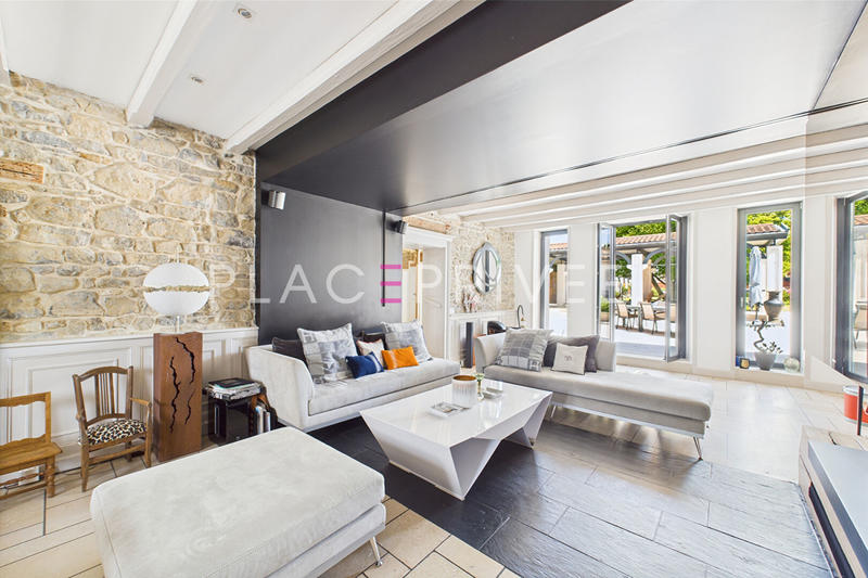 Maison - 540 m² - 13 pièces