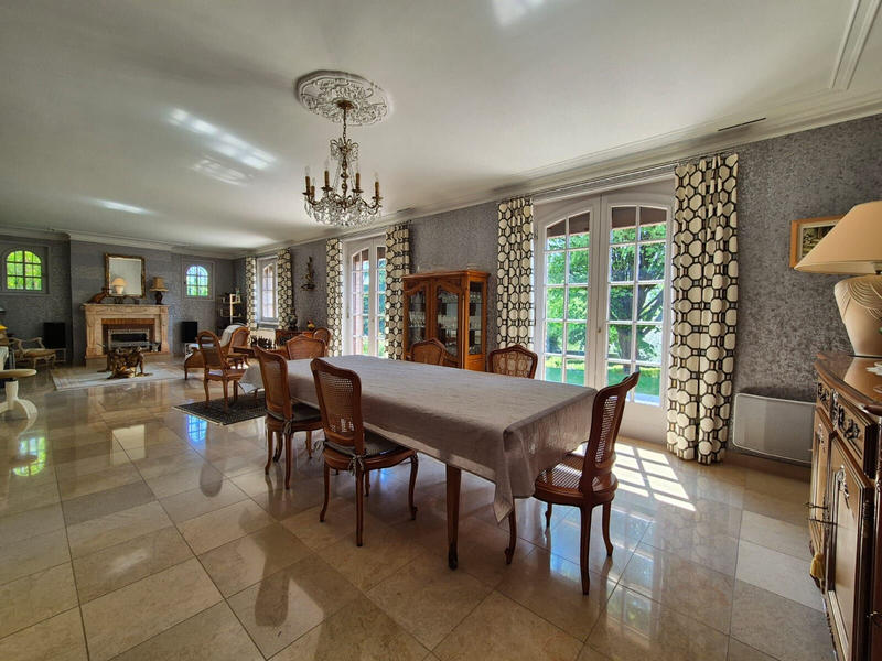 Maison - 222 m² - 7 pièces