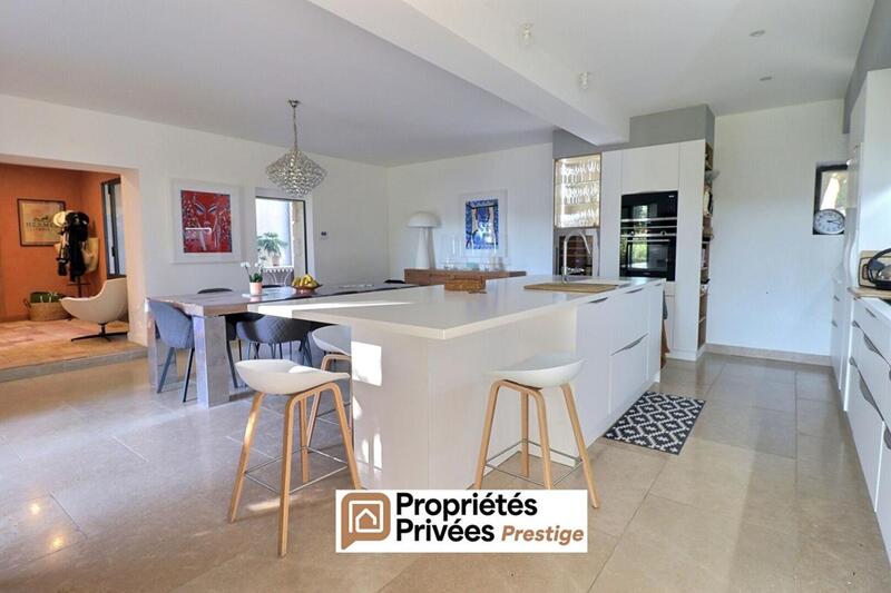 Propriété - 255 m² - 9 pièces