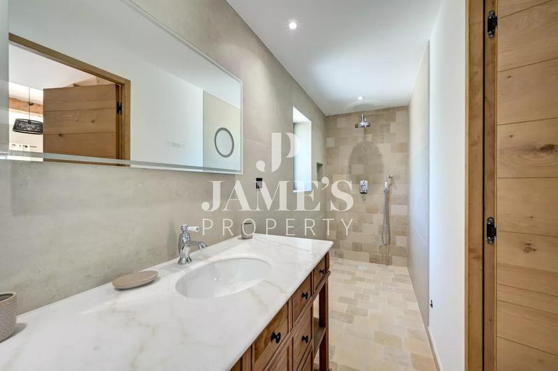 Maison - 250 m² - 5 pièces