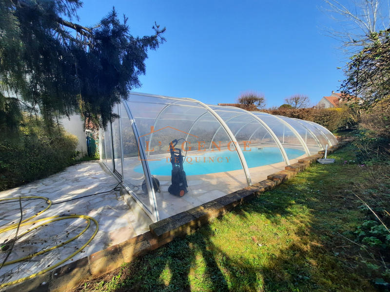 Propriété - 245 m² - 8 pièces