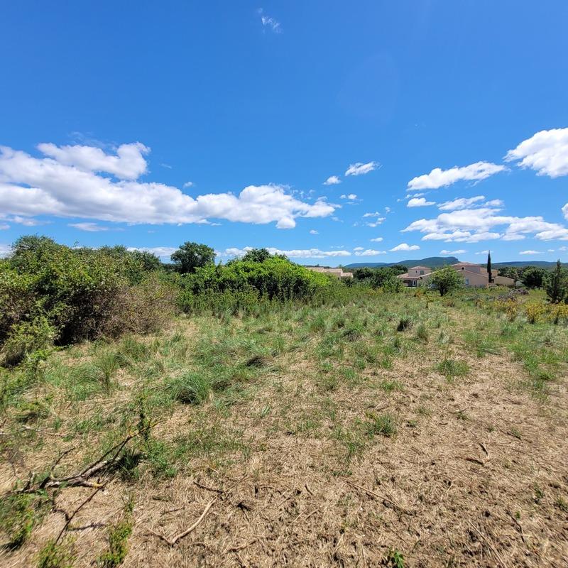 Terrain constructible - 1 075 m²