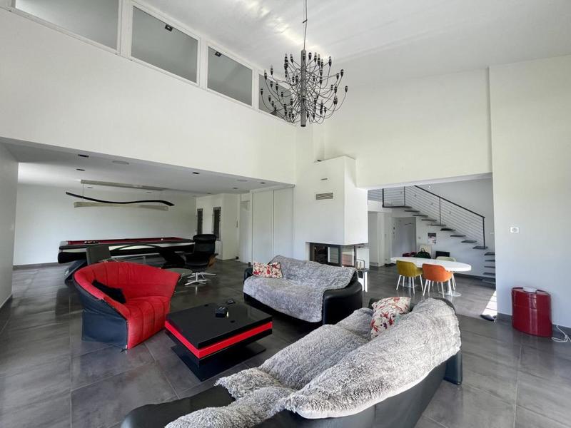 Maison traditionnelle - 370 m² - 7 pièces