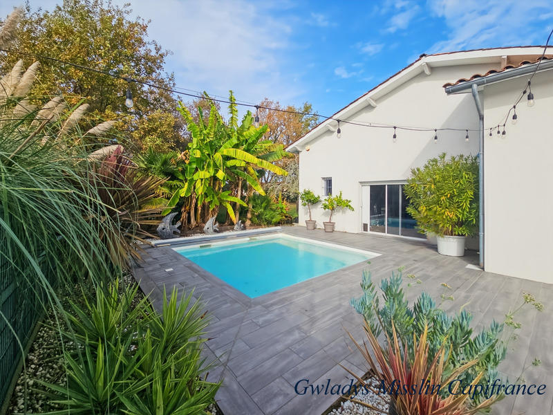 Propriété - 441 m² - 9 pièces