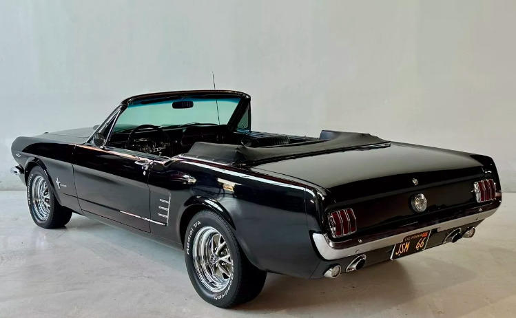 Ford Mustang V8 Triple Black Cab