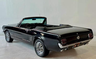 Ford Mustang V8 Triple Black Cab