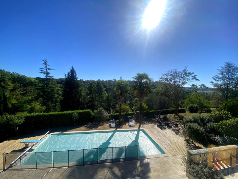 Maison - 270 m² - 9 pièces