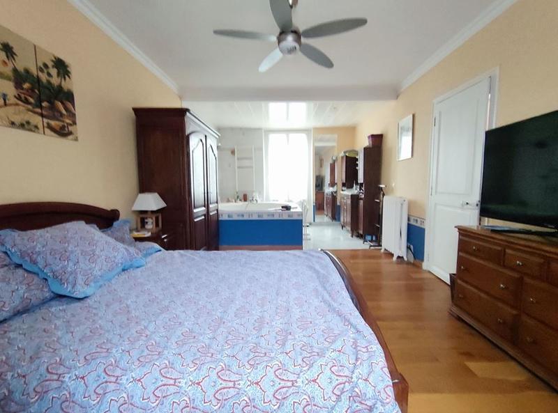 Demeure - 230 m² - 12 pièces