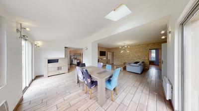 Maison - 214 m² - 7 pièces