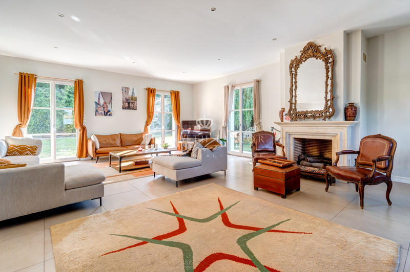 Maison - 318 m² - 10 pièces