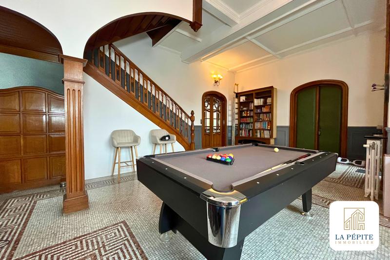 Maison - 305 m² - 13 pièces