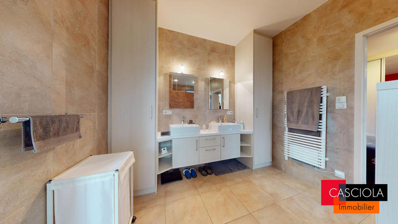 Maison - 200 m² - 6 pièces