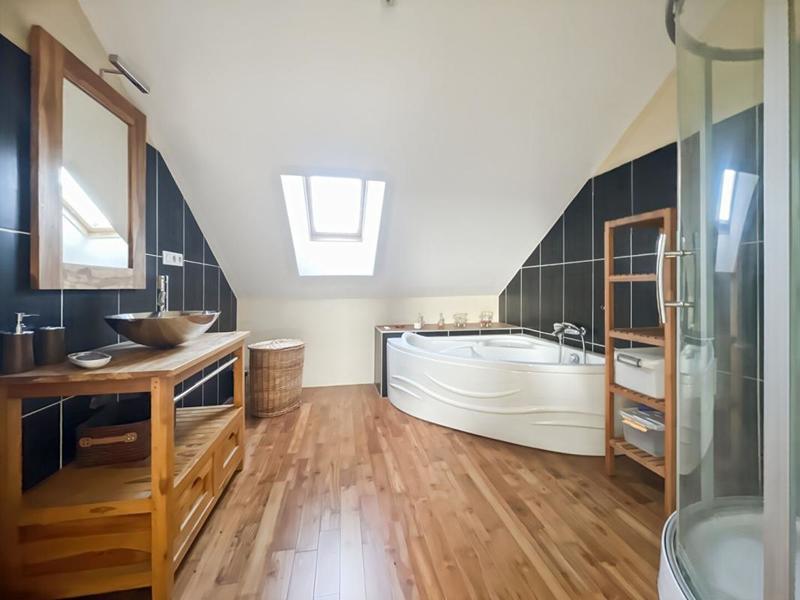 Maison - 230 m² - 8 pièces