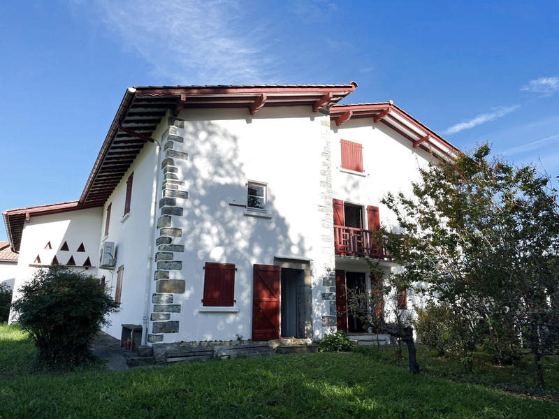 Maison - 214 m² - 10 pièces