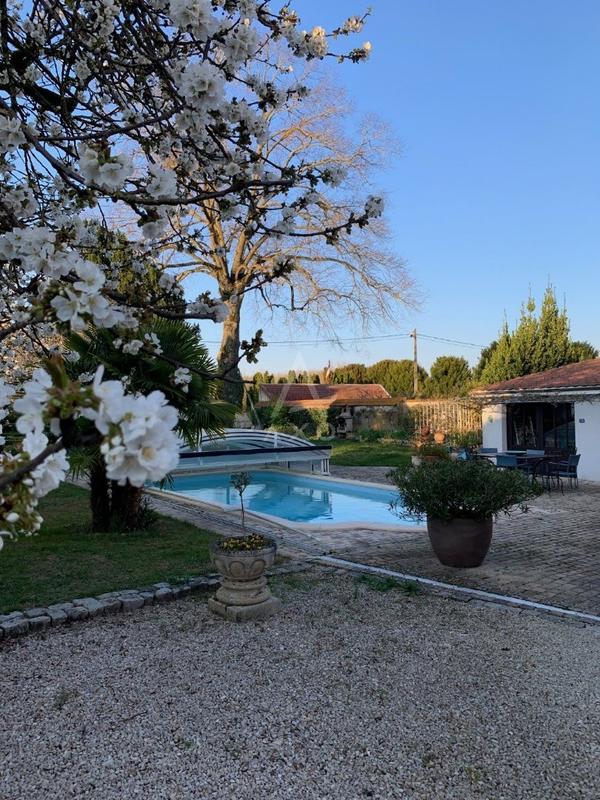 Maison - 263 m² - 10 pièces